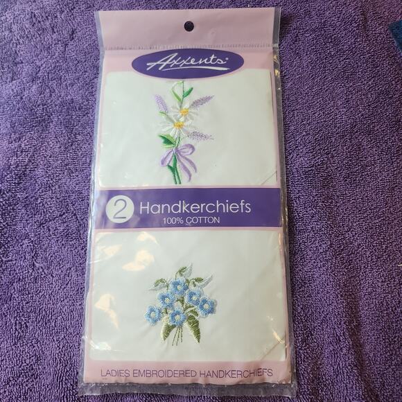 NWT Axxents Embroidered Floral Handkerchiefs Pk2 VTG Style Daisy Forget Me Nots - Picture 1 of 9